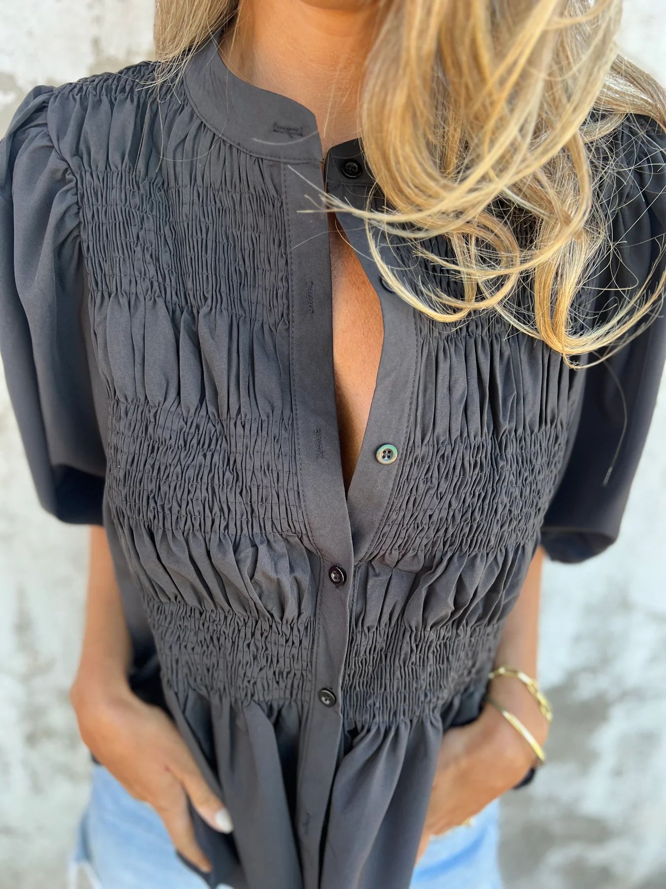 ELIZA™ - Plissierte Bluse mit Knopfleiste