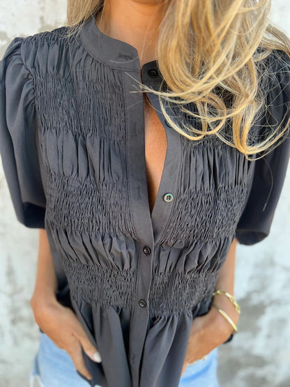 ELIZA™ - Plissierte Bluse mit Knopfleiste