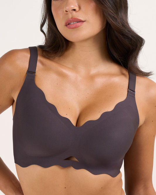 Nahtloser, bügelloser BH mit gewelltem Rand und feinen Details