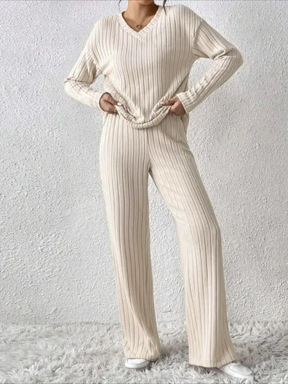 Damen Loungewear Set mit V Ausschnitt Oberteil und gerade geschnittener Hose